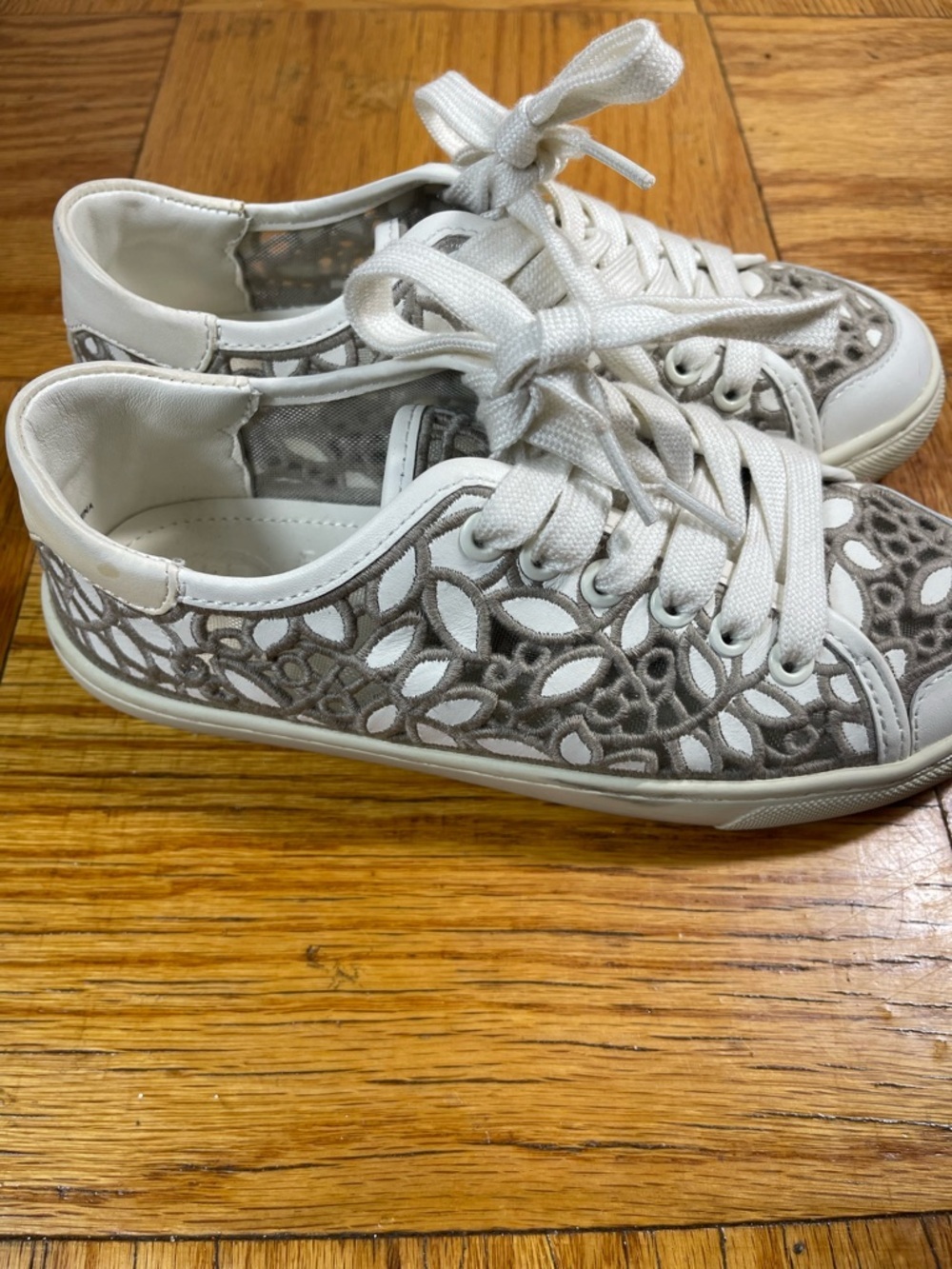Tory Burch Greyish Beige White Rhea Floral Lace Lace Up Casual Sneakers - Picture 2 of 4